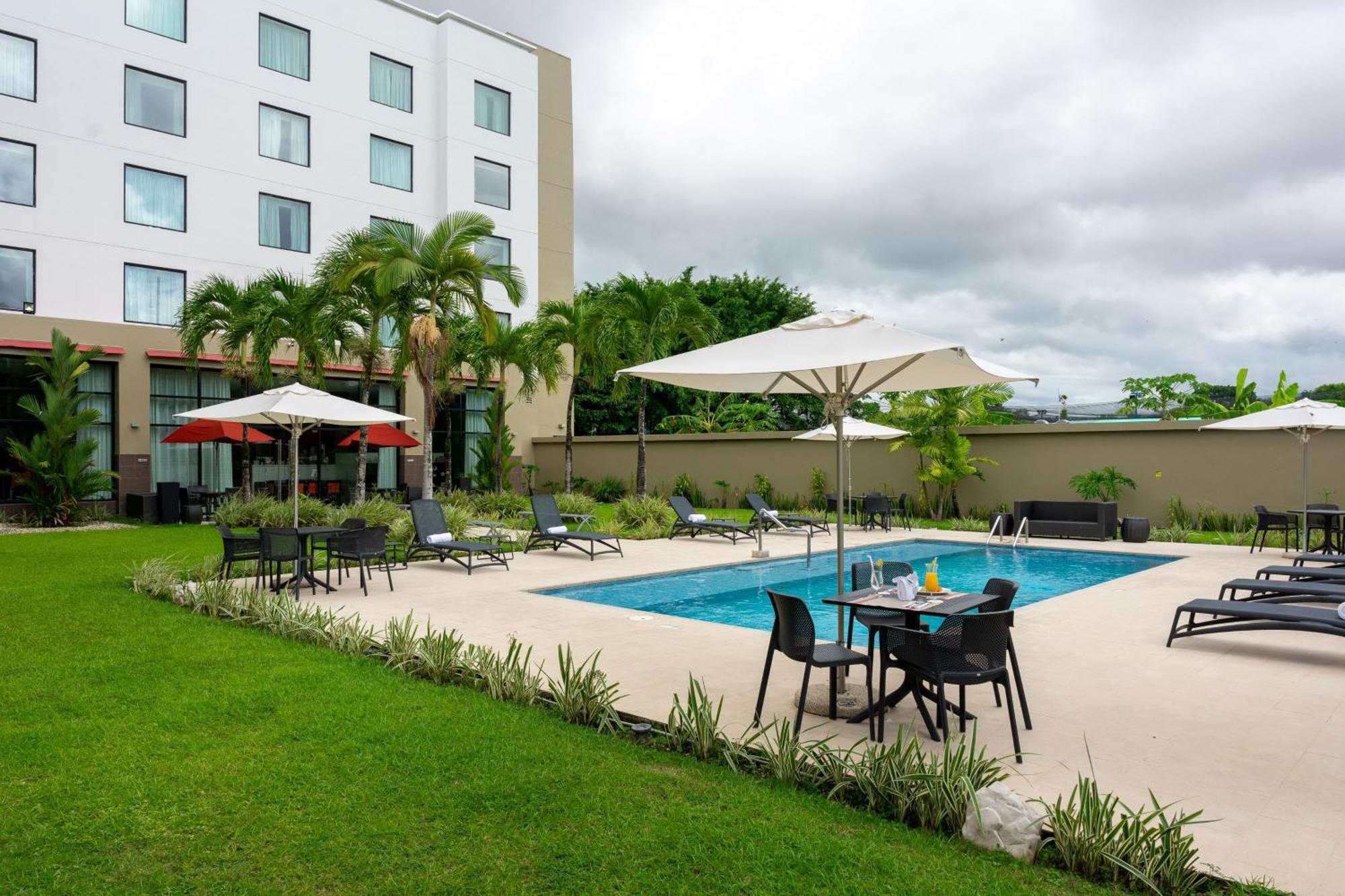 Отель Courtyard By Marriott Panama Metromall Токумен Экстерьер фото