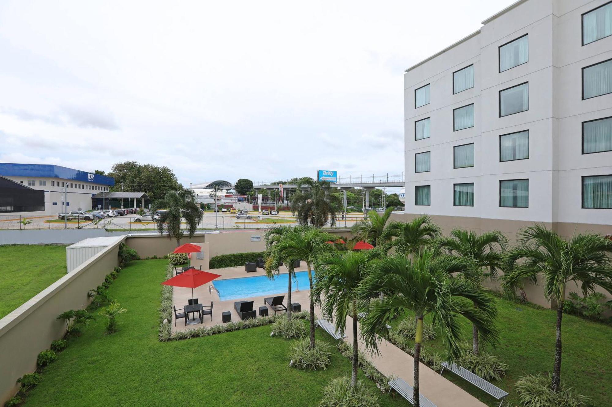 Отель Courtyard By Marriott Panama Metromall Токумен Экстерьер фото