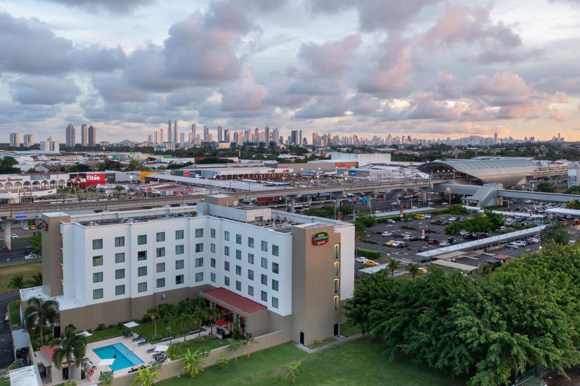 Отель Courtyard By Marriott Panama Metromall Токумен Экстерьер фото